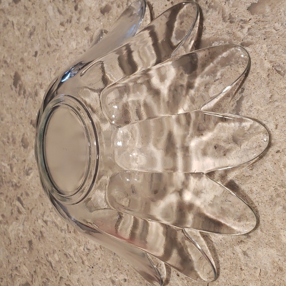 Glass Flower Shaped Bowl with floating candles. - Picture 4 of 5